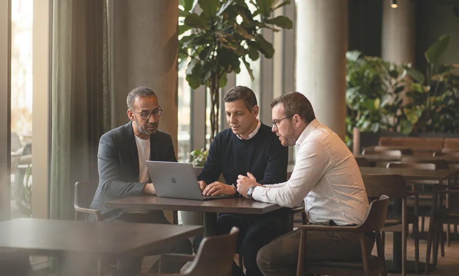Équipe réunie autour d’une table de travail